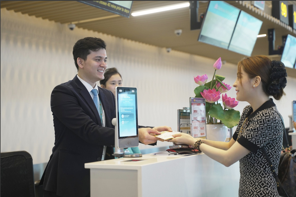 Hành khách nên làm thủ tục trực tuyến, sau đó có thể đến lấy vé tại sân bay nhanh chóng (Nguồn: Vietnam Airlines)